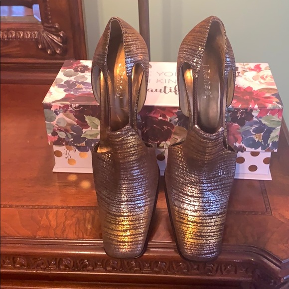 J. Renee Platinum, Gold, and silver pumps, Sz 7.5M - Picture 2 of 12